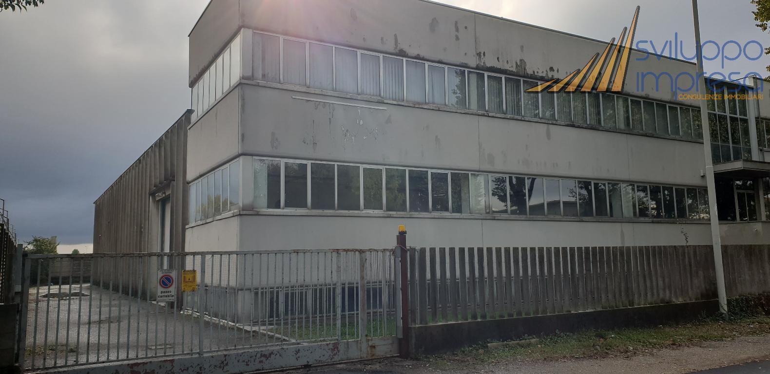CAPANNONE CON UFFICI E CORTILE PRIVATO IN AFFITTO A CERNUSCO SUL NAVIGLIO