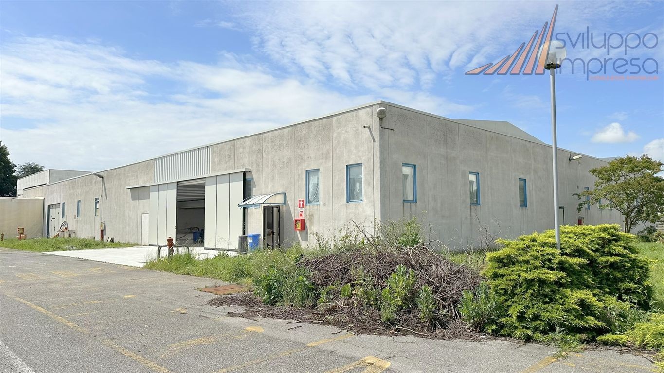 CAPANNONE INDIPENDENTE CON LABORATORI E PALAZZINA UFFICI IN VENDITA A CORNATE D'ADDA