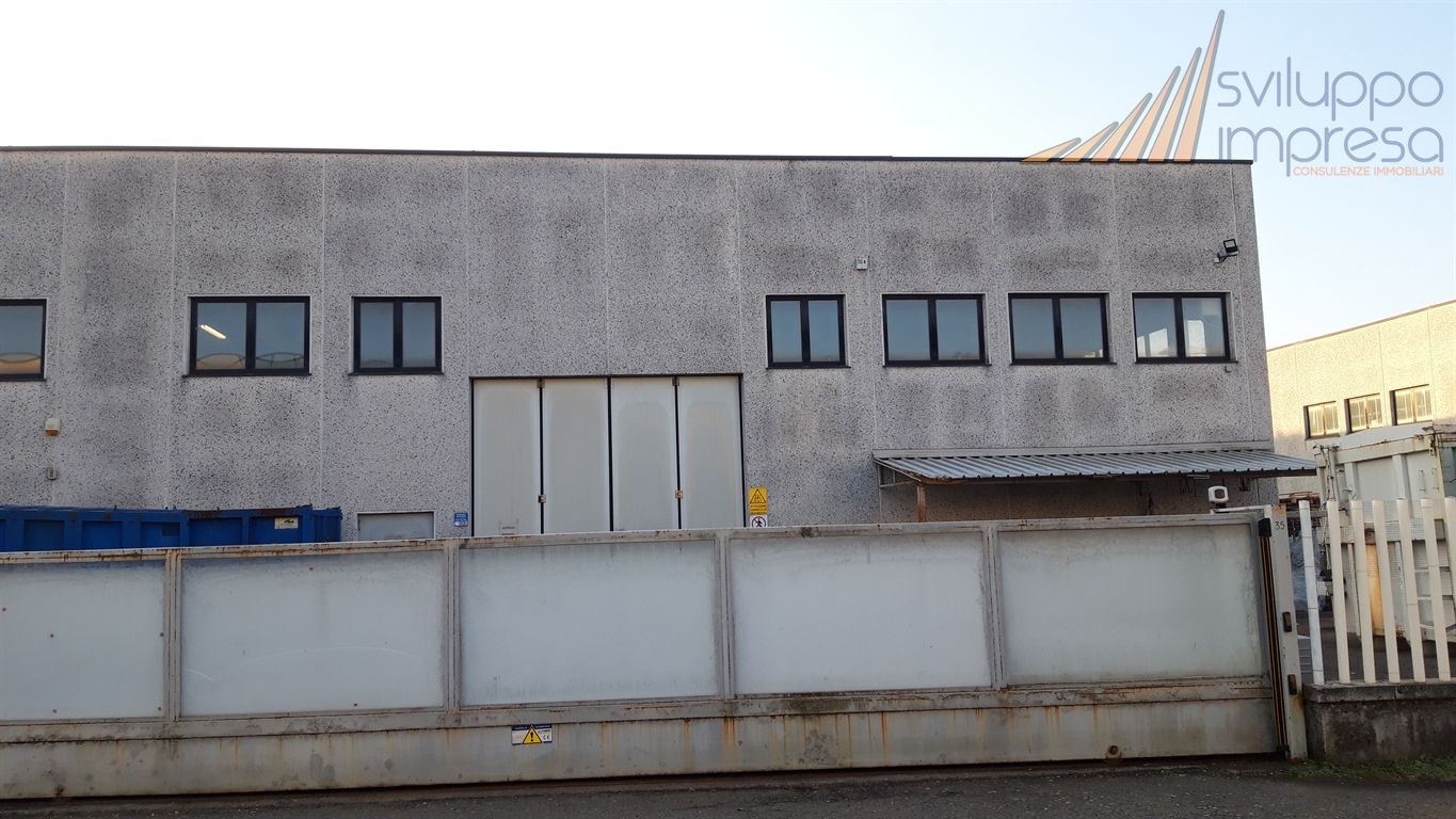 CAPANNONE CON UFFICI IN AFFITTO A MEZZAGO