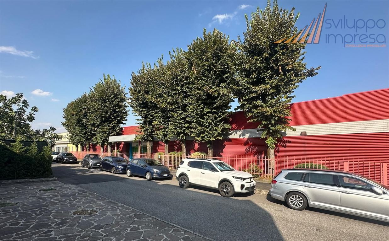 CAPANNONE CON  UFFICI E AUTORIMESSA IN VENDITA VICINANZE AUTOSTRADE
