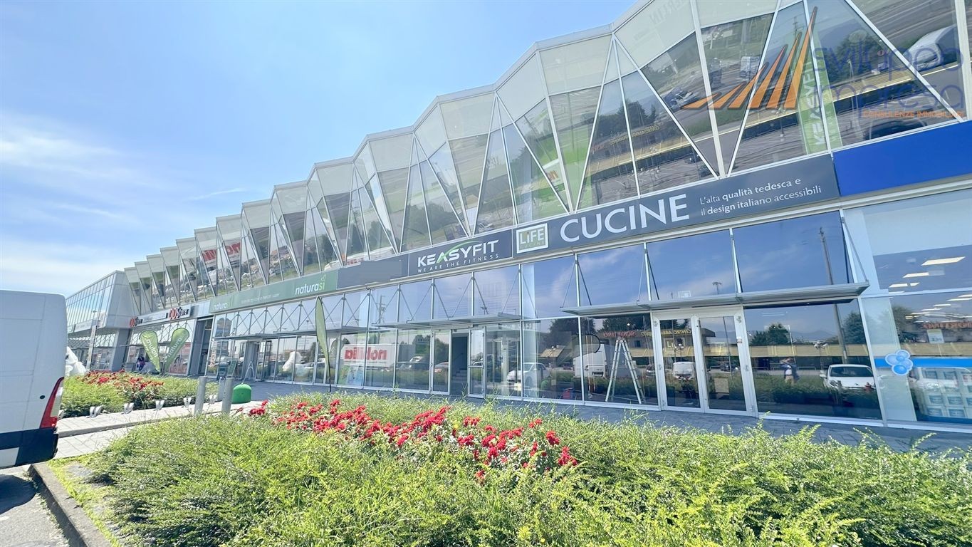 IMMOBILE COMMERCIALE AL PRIMO PIANO IN AFFITTO A BUSNAGO