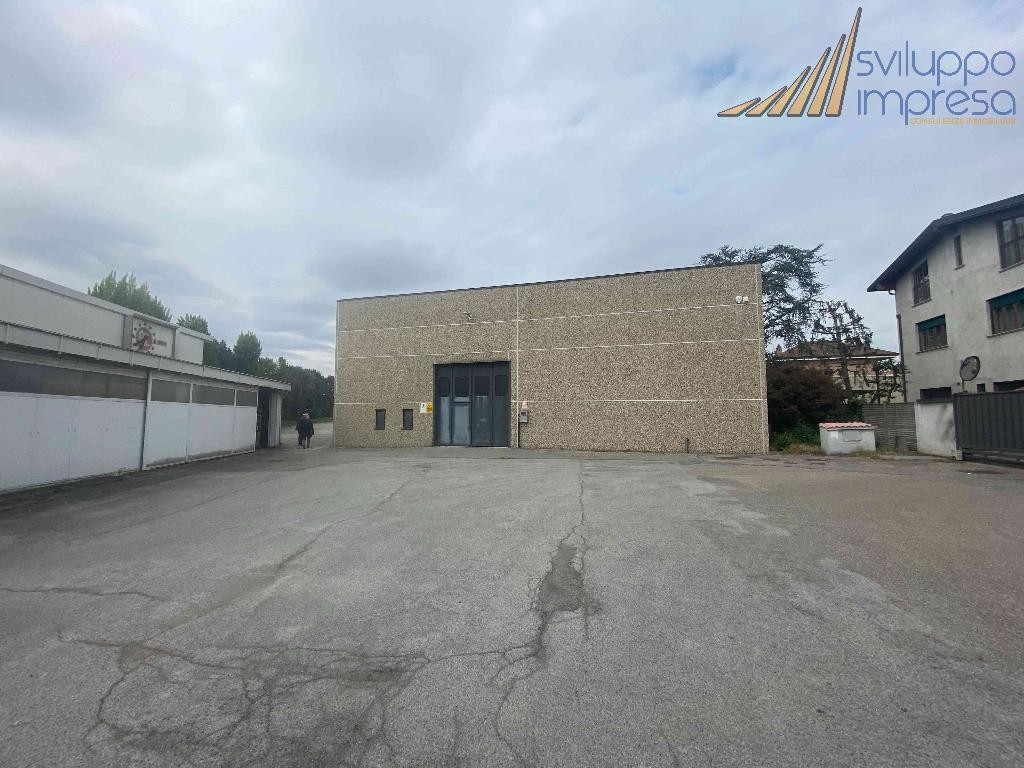 CAPANNONE CON PIAZZALE E RIBALTE IN AFFITTO A DESIO