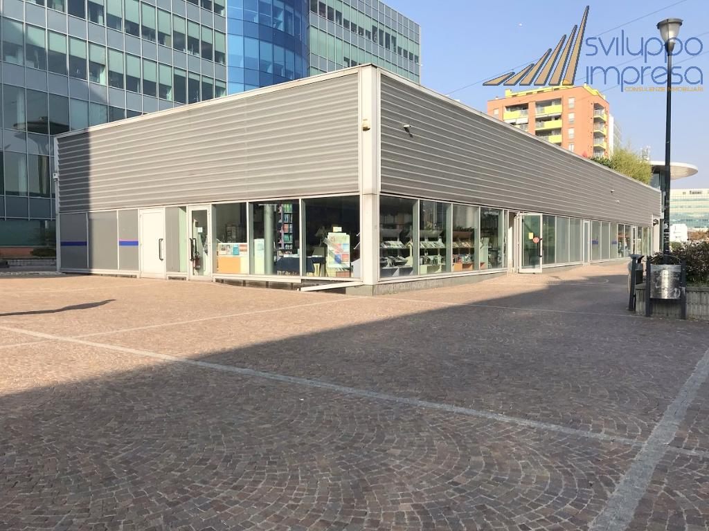 NEGOZIO IN LOCAZIONE DI FRONTE ALL'UNIVERSITA' STATALE
