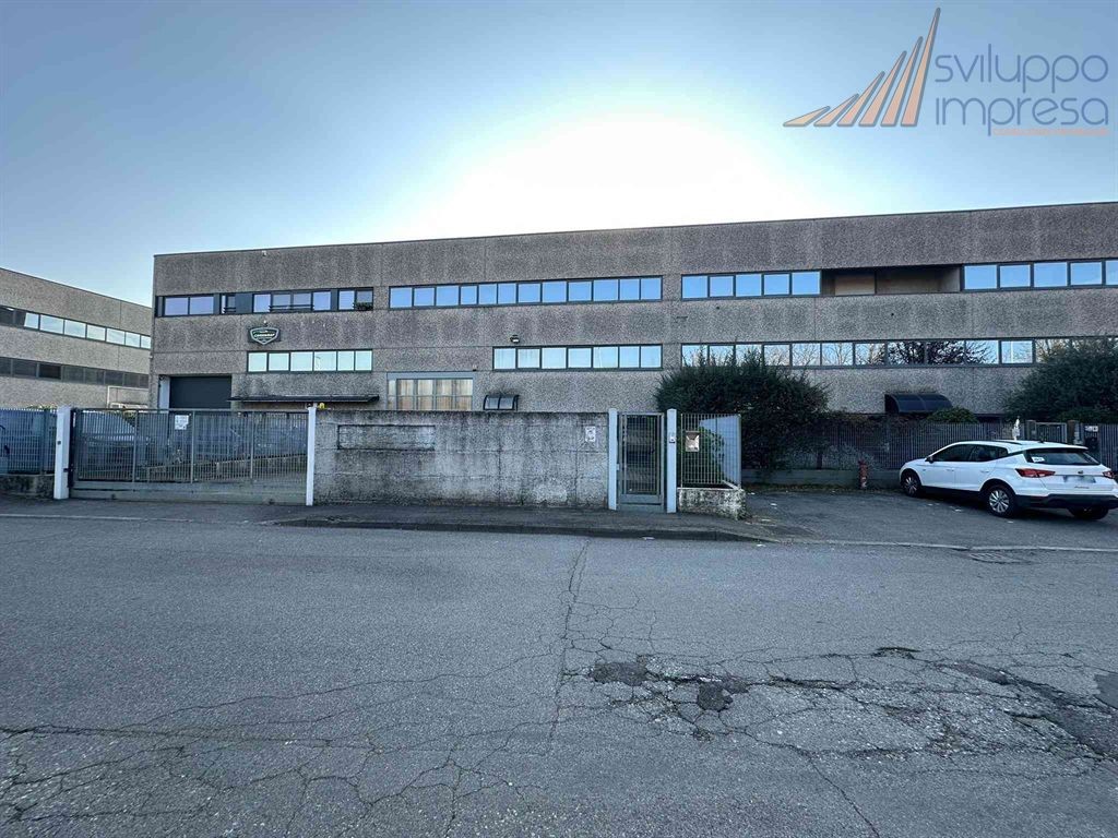 CAPANNONE CON UFFICI E CORTILE PRIVATO IN VENDITA A BOVISIO MASCIAGO