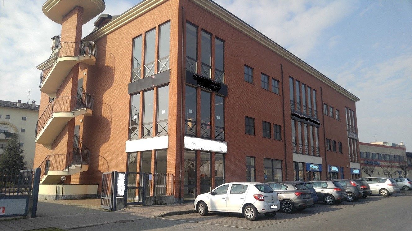 Negozio in Vendita a Pessano Con Bornago