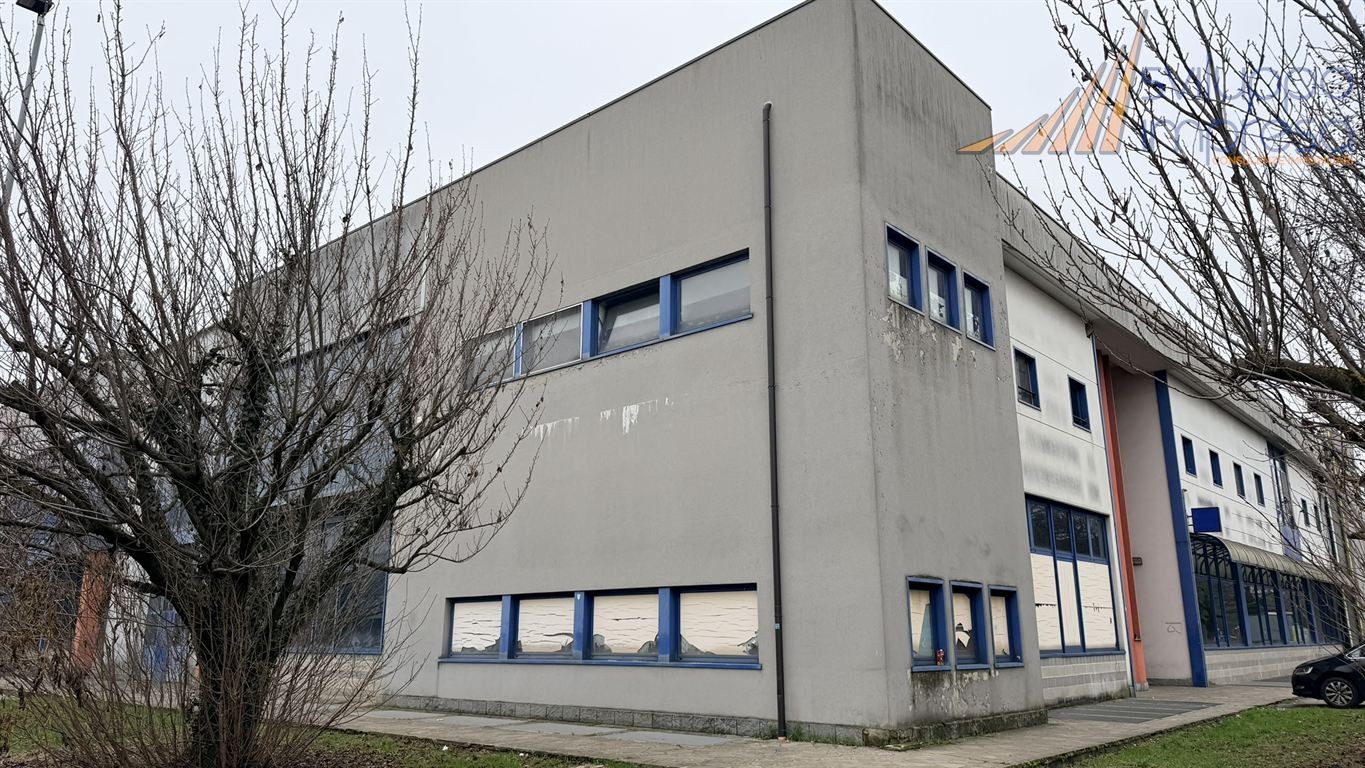LABORATORIO AD USO COMMERCIALE IN AFFITTO A PESSANO CON BORNAGO