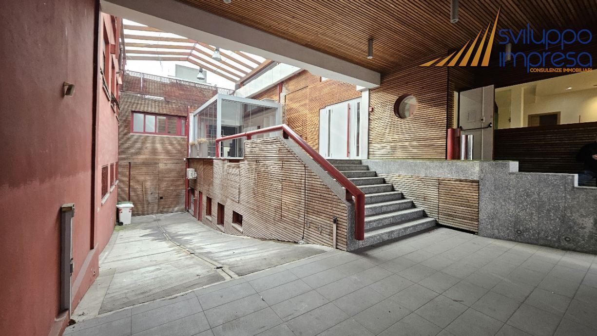 CAPANNONE CON UFFICI IN VENDITA A SESTO SAN GIOVANNI