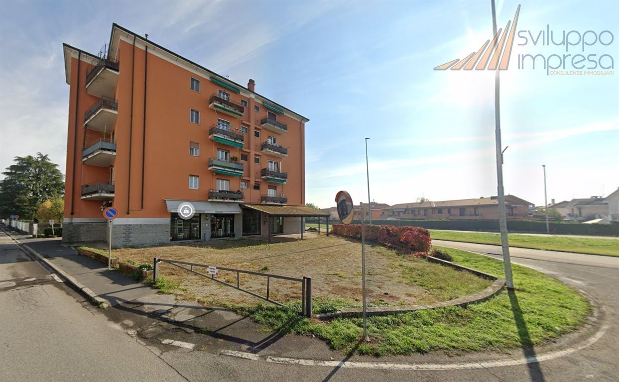 NEGOZIO CON CANNA FUMARIA IN VENDITA A CAPONAGO