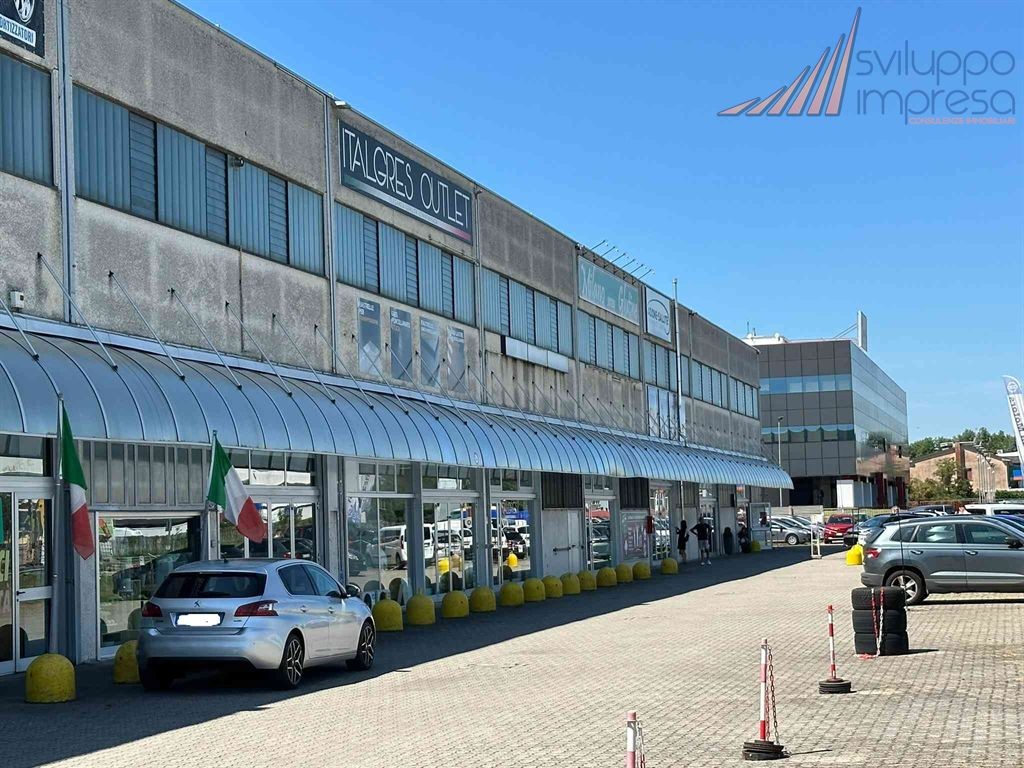 CAPANNONE CON SPAZIO COMMERCIALE