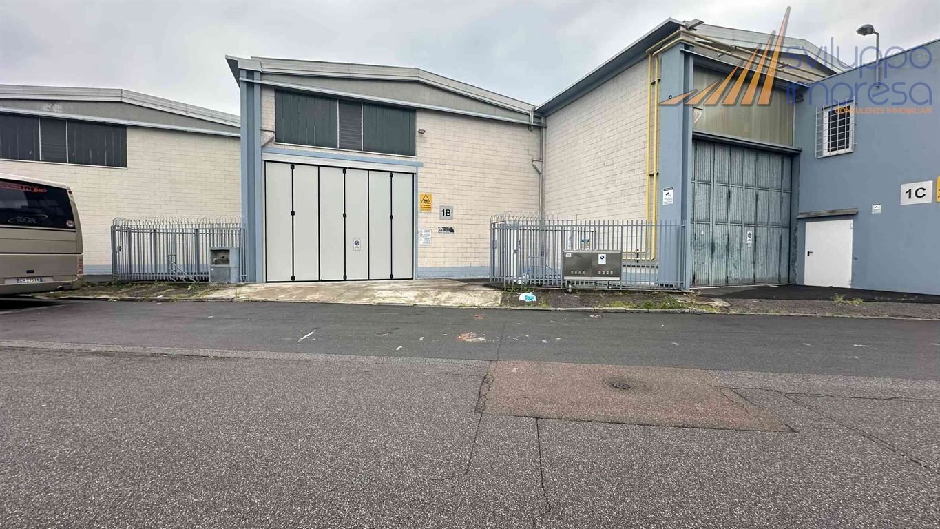 CAPANNONE  IN AFFITTO A MONZA